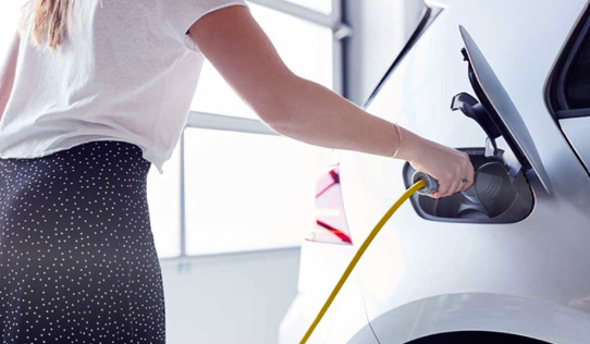 Cargadores para vehículos eléctricos en edificios residenciales: cómo evitar la sobrecarga de transformadores y tableros eléctricos